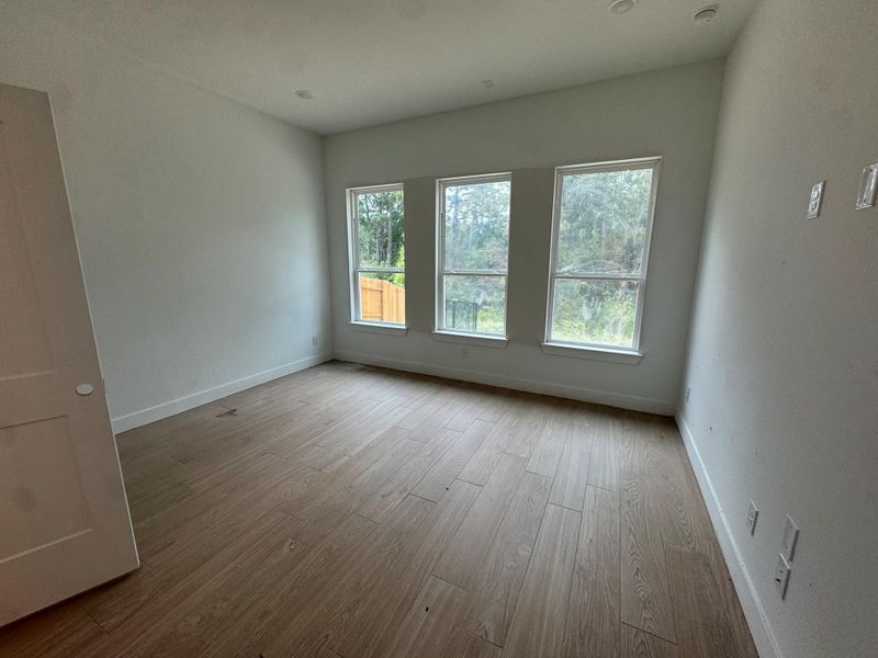 Spacious, unfurnished interior of a new home in , Conroe (Image 13).