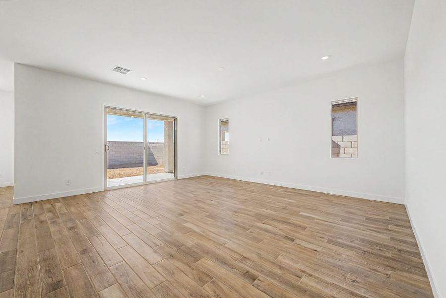 Spacious, unfurnished interior of a new home in Frontera, Surprise (Image 10).