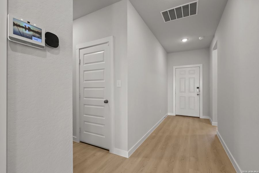 Spacious, unfurnished interior of a new home in Cinco Lakes, San Antonio (Image 19).