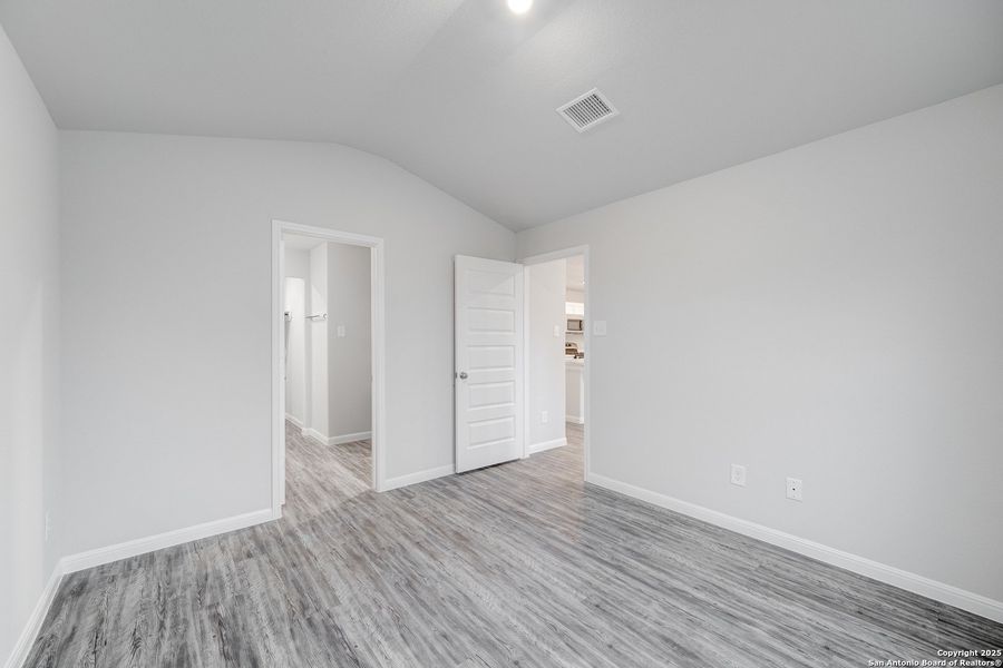 Spacious, unfurnished interior of a new home in Las Colinas, Kenedy (Image 20).