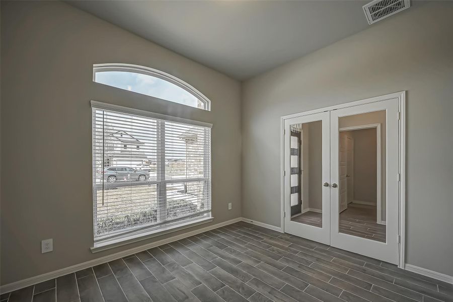 Spacious, unfurnished interior of a new home in Lago Mar, Texas City (Image 38).