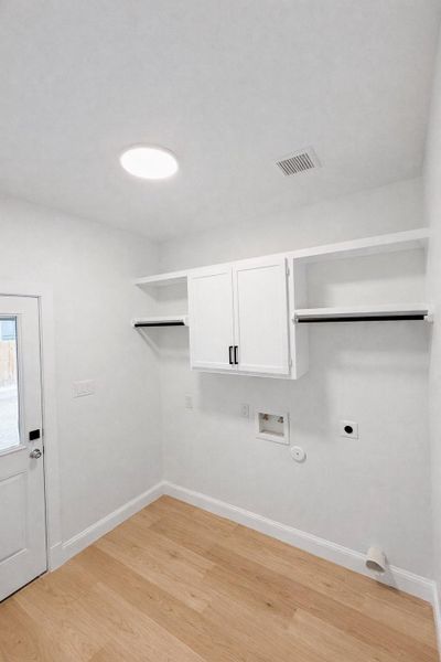 Spacious, unfurnished interior of a new home in , Baytown (Image 4).