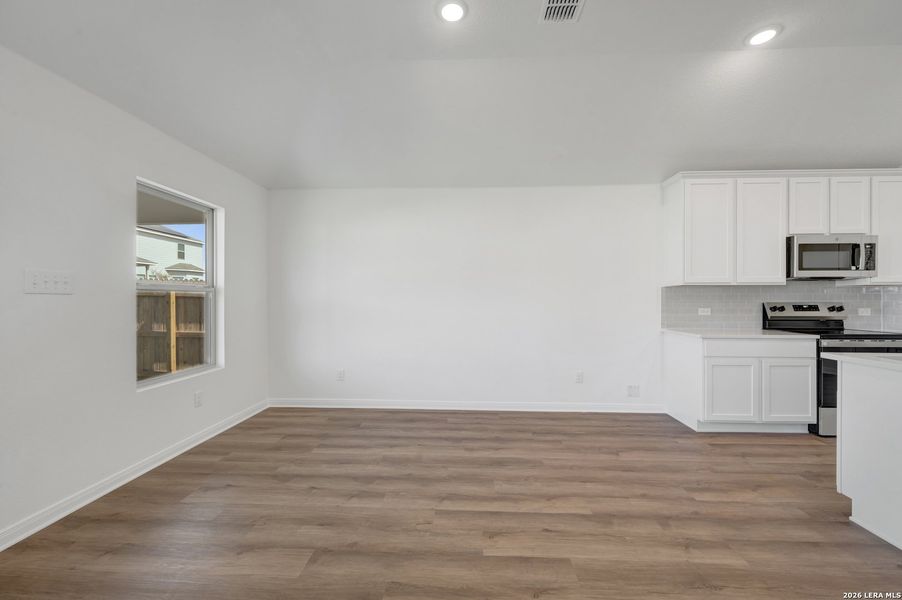 Spacious, unfurnished interior of a new home in Paloma Park, Converse (Image 35).