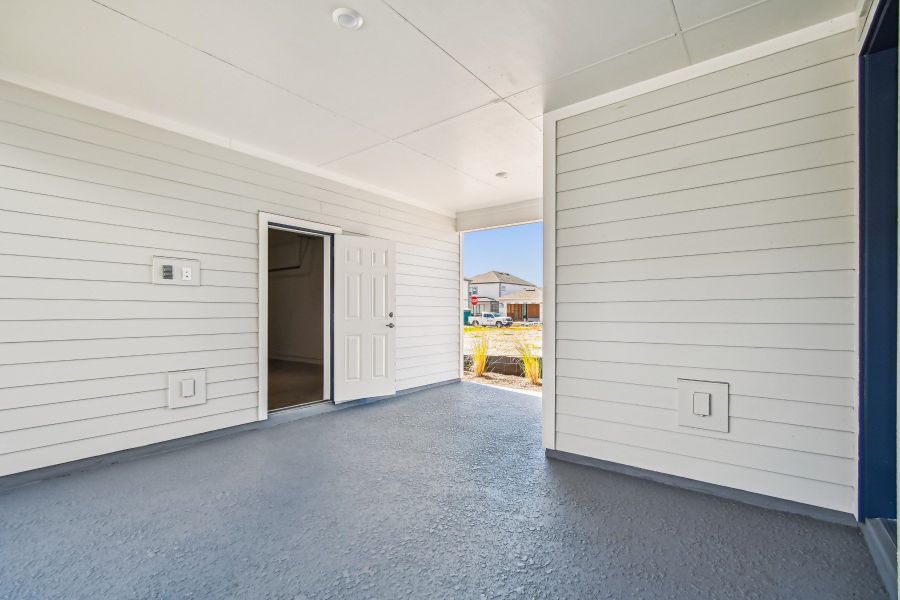 Exterior details and patio area of a home in Weslyn Park in Sunbridge 34', St. Cloud (Image 4). Exterior details and patio area of a home in Weslyn Park in Sunbridge 34', St. Cloud (Image 4).