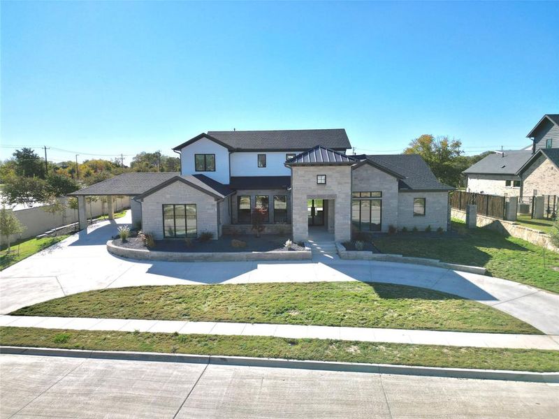 View of front facade featuring a front yard