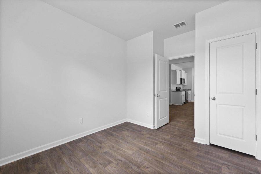 Spacious, unfurnished interior of a new home in Sheep Island, Summerville (Image 27).