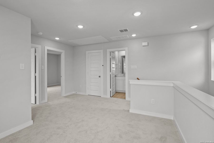 Spacious, unfurnished interior of a new home in Rosemont Hill, San Antonio (Image 26).