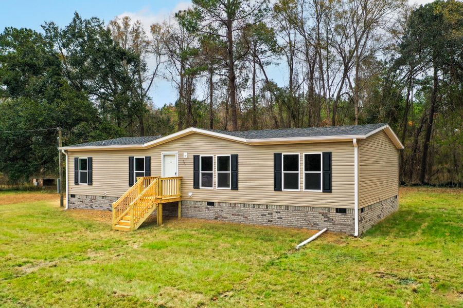 Exterior details and patio area of a home in , Eutawville (Image 8).