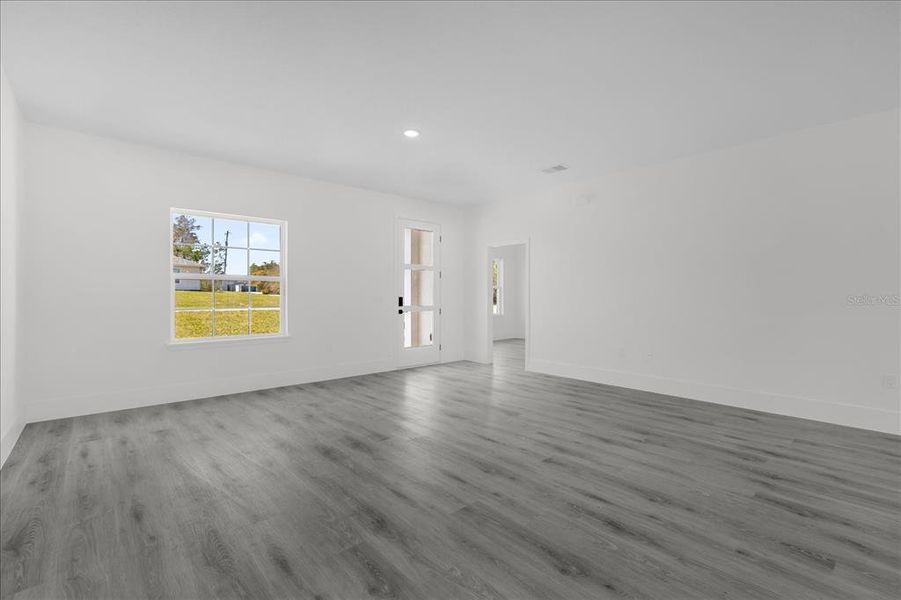 Spacious, unfurnished interior of a new home in , Ocala (Image 13).