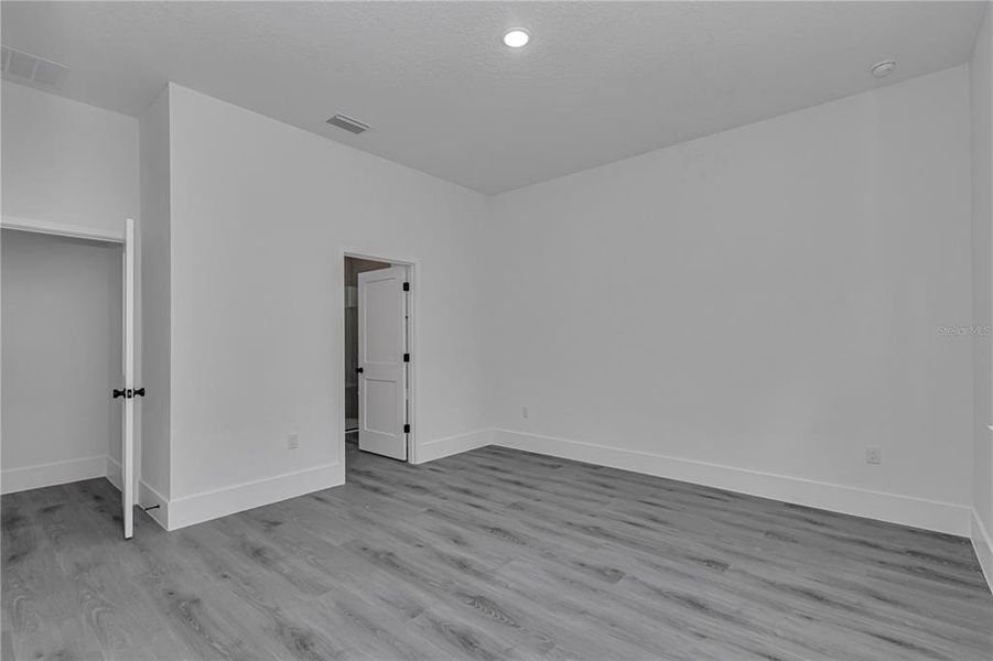 Spacious, unfurnished interior of a new home in , Dunnellon (Image 32).