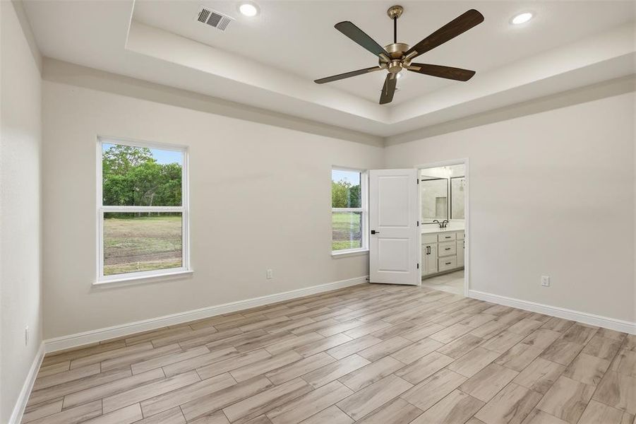 Spacious, unfurnished interior of a new home in , Weatherford (Image 18).
