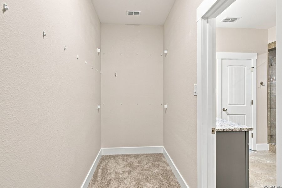 Spacious, unfurnished interior of a new home in Las Palomas Country Club Estates, La Vernia (Image 46).