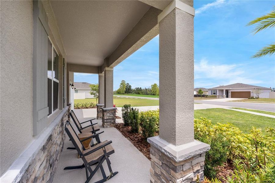 Exterior details and patio area of a home in Silver Lake Pointe, Leesburg (Image 20).