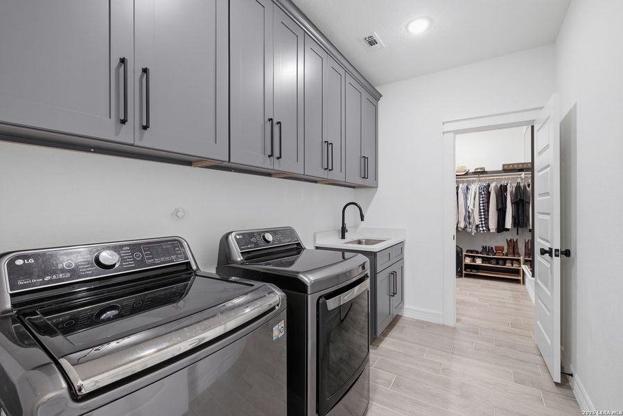 Furnished interior view inside a new home in , Floresville (Image 25).
