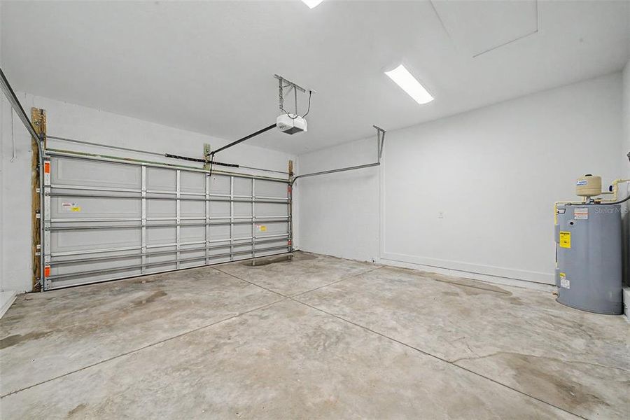 Spacious, unfurnished interior of a new home in , Sebring (Image 48).