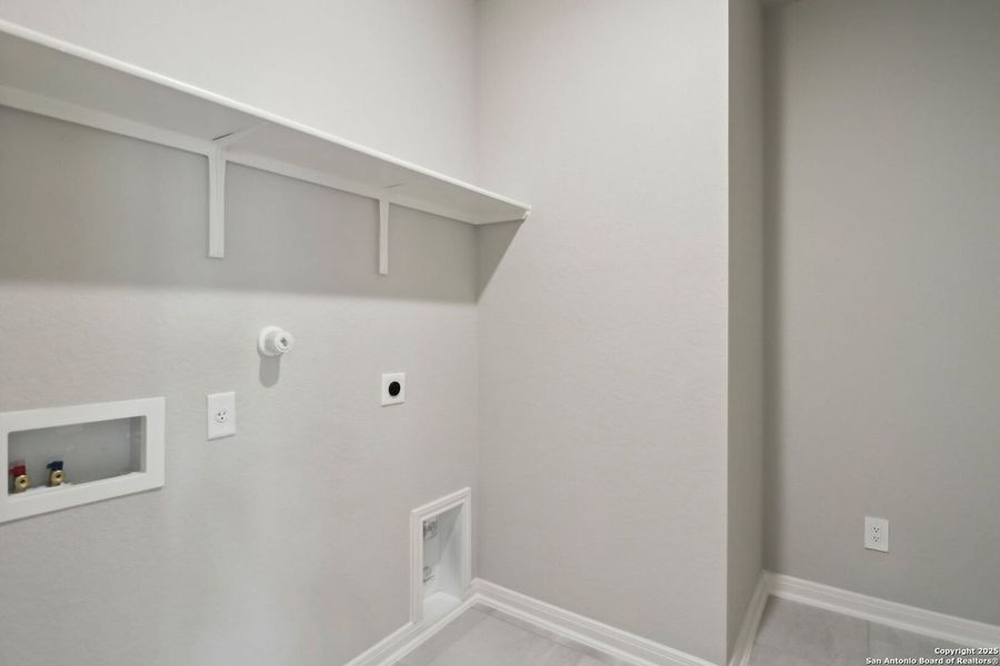 Furnished interior view inside a new home in Thomas Pond, San Antonio (Image 12).