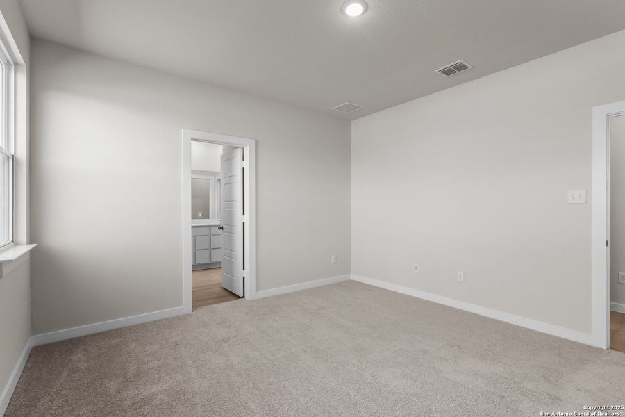 Spacious, unfurnished interior of a new home in Cinco Lakes, San Antonio (Image 20).