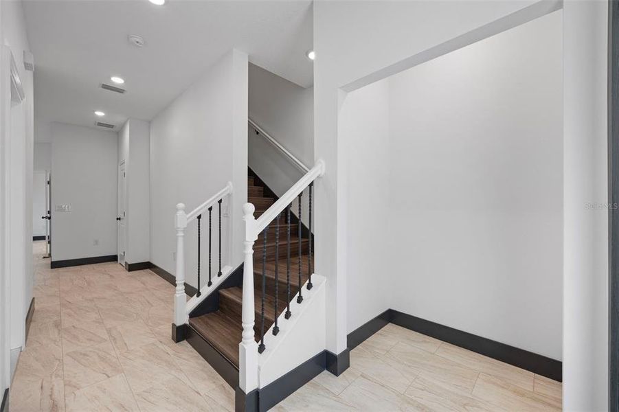 Spacious, unfurnished interior of a new home in , Tampa (Image 25).