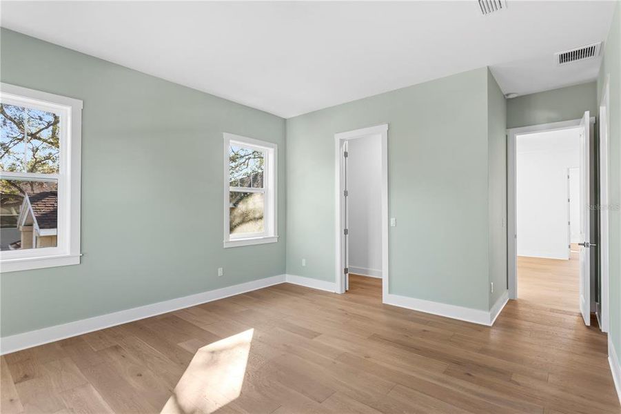 Spacious, unfurnished interior of a new home in , Tampa (Image 18).