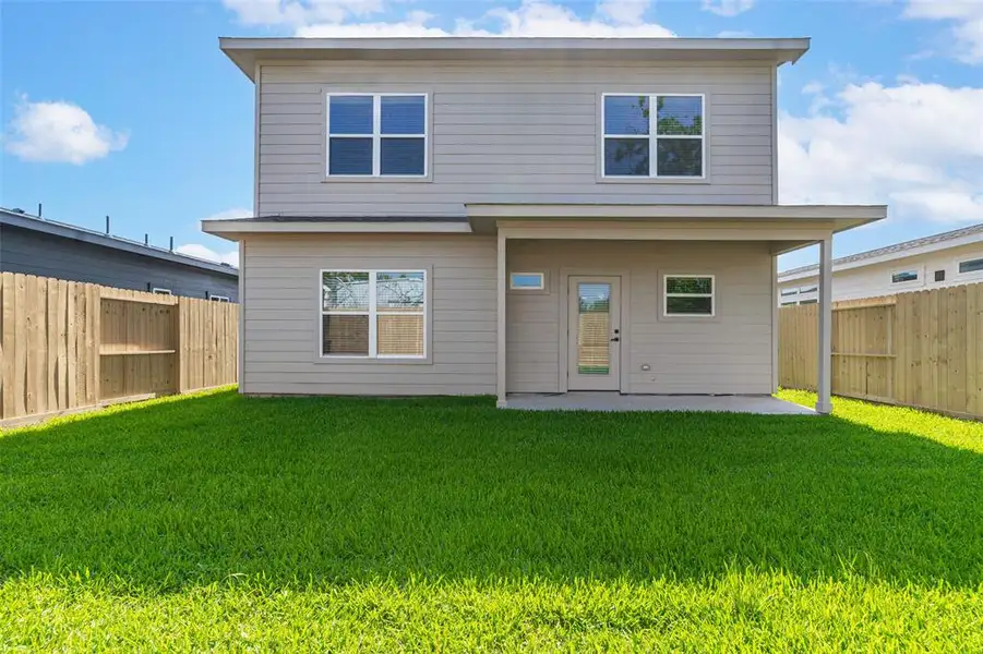 Exterior details of a home in Avenue Park, Houston (Image 3).