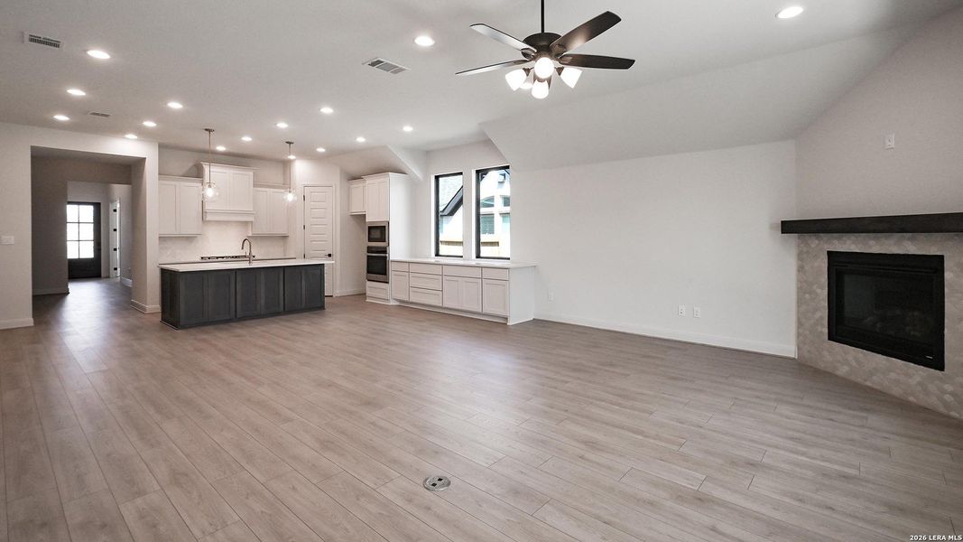 Spacious, unfurnished interior of a new home in Meadows of Mill Creek, Seguin (Image 16).