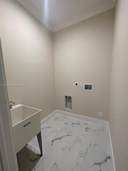 Spacious, unfurnished interior of a new home in , Miami (Image 32).
