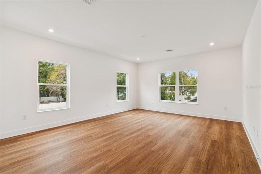 Spacious, unfurnished interior of a new home in , Tampa (Image 32).