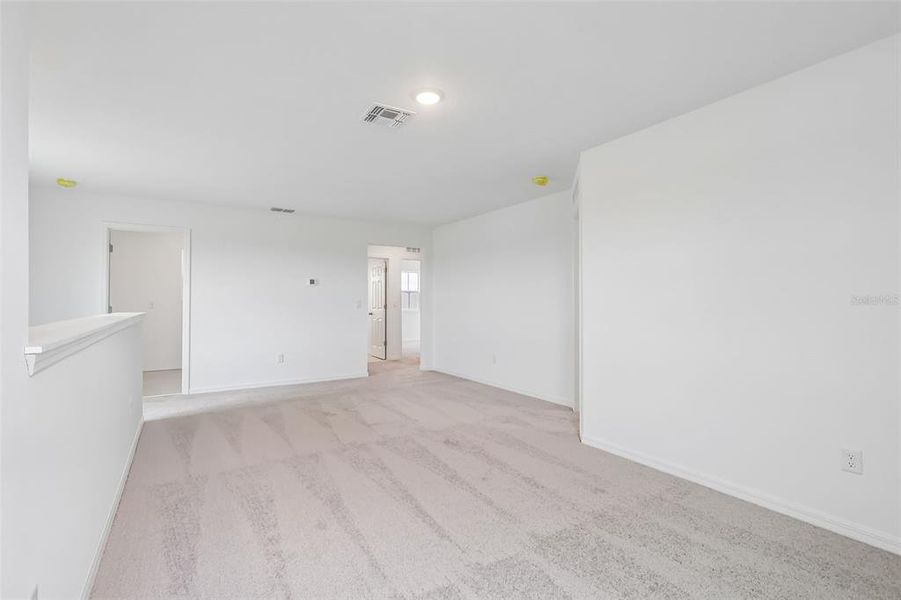 Spacious, unfurnished interior of a new home in Eagletail Landings, Howey-in-the-Hills (Image 10).