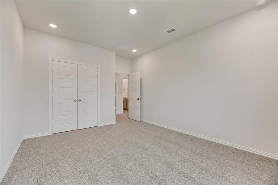 Spacious, unfurnished interior of a new home in Villages of Hurricane Creek, Anna (Image 31).