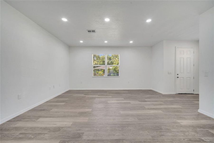 Spacious, unfurnished interior of a new home in , Palatka (Image 19).