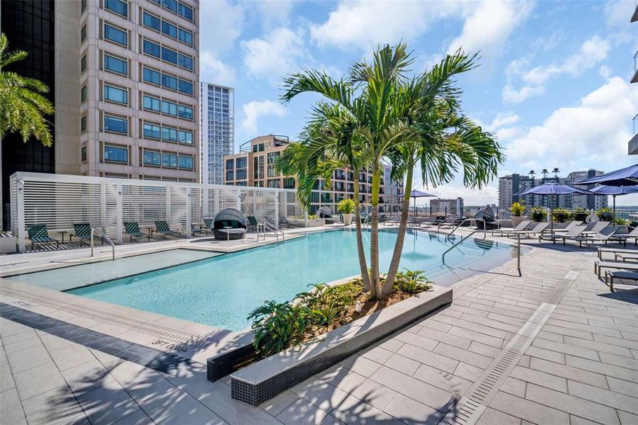 Condo located in St. Petersburg, FL showcasing its design and architecture (Image 39).