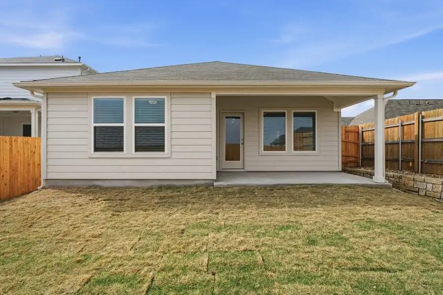 Exterior details and patio area of a home in Longview, Del Valle (Image 4).