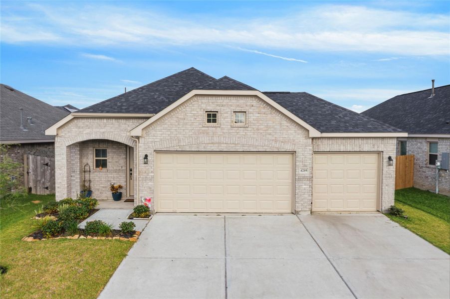 Charming 3-bedroom home with great curb appeal. Charming 3-bedroom home with great curb appeal.