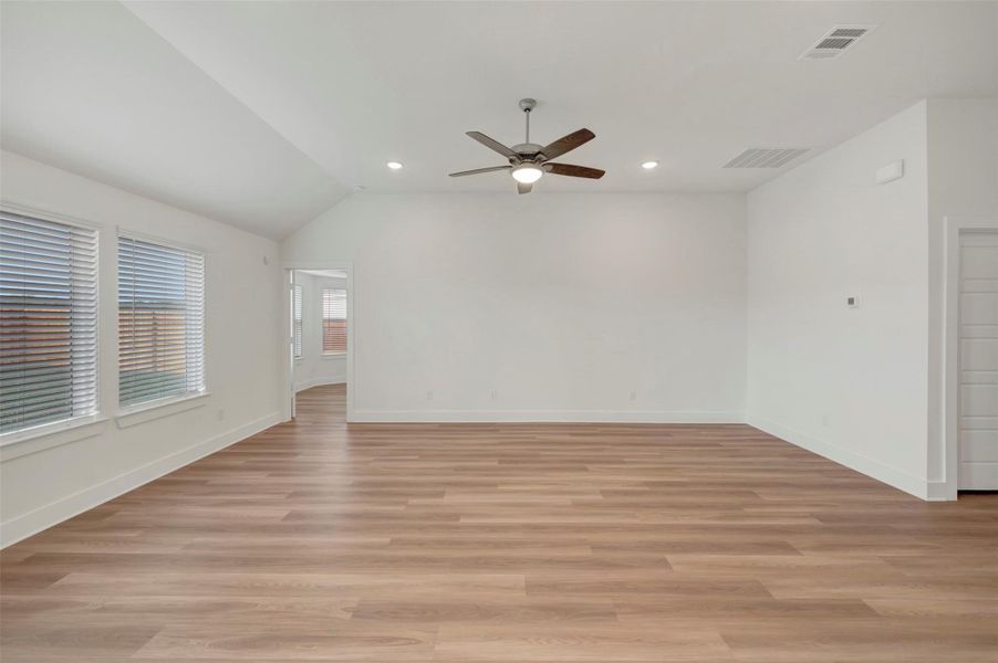 Spacious, unfurnished interior of a new home in Lago Mar, Santa Fe (Image 31). Spacious, unfurnished interior of a new home in Lago Mar, Santa Fe (Image 31).