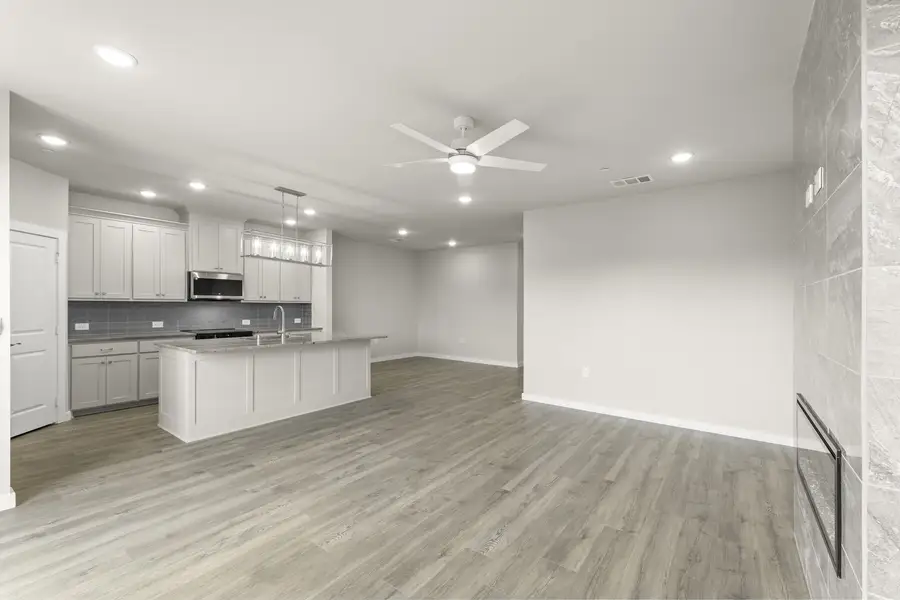 Spacious, unfurnished interior of a new home in Wildridge, Oak Point (Image 18).
