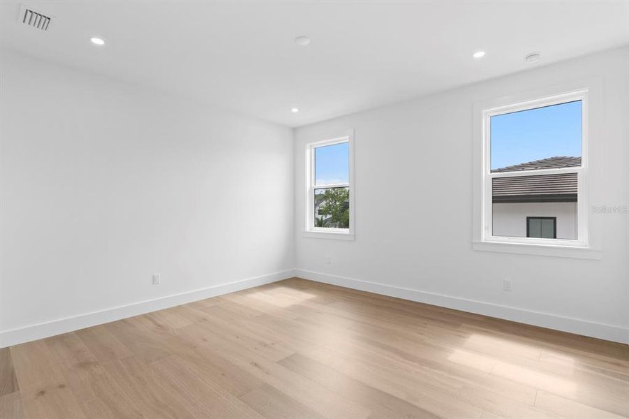 Spacious, unfurnished interior of a new home in , Tampa (Image 26).