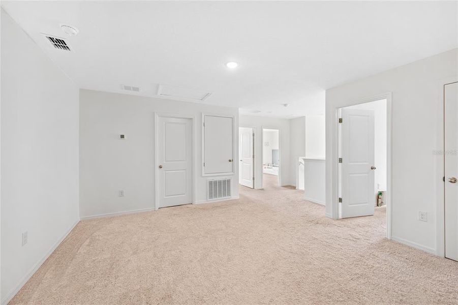 Spacious, unfurnished interior of a new home in Bradford Ridge, Leesburg (Image 22).