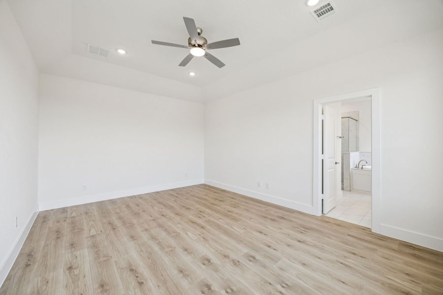 Spacious, unfurnished interior of a new home in Lakeway Estates, Waxahachie (Image 24). Spacious, unfurnished interior of a new home in Lakeway Estates, Waxahachie (Image 24).