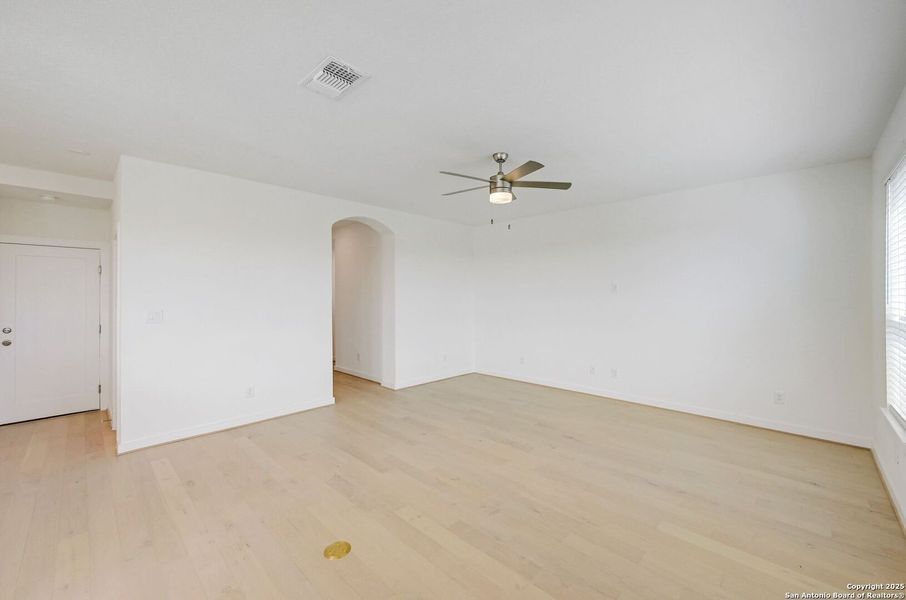 Spacious, unfurnished interior of a new home in Legacy at Lake Dunlap, New Braunfels (Image 29).