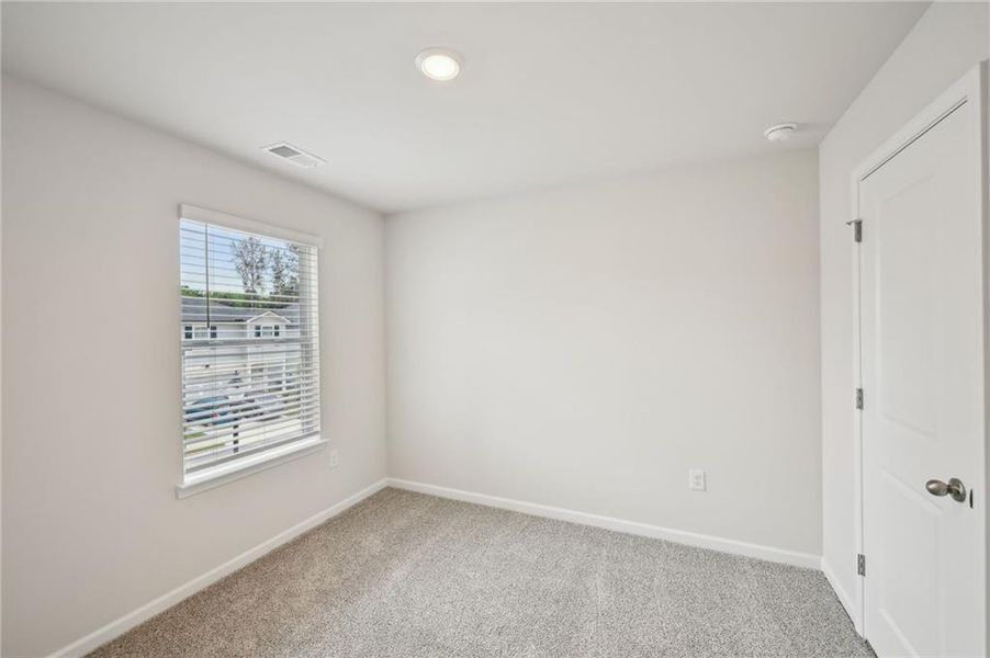 Spacious, unfurnished interior of a new home in Hawthorne Station, College Park (Image 33).