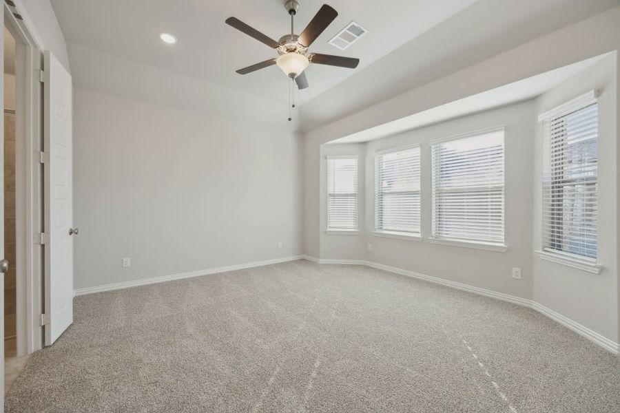 Spacious, unfurnished interior of a new home in Summer Crest, Fort Worth (Image 16).