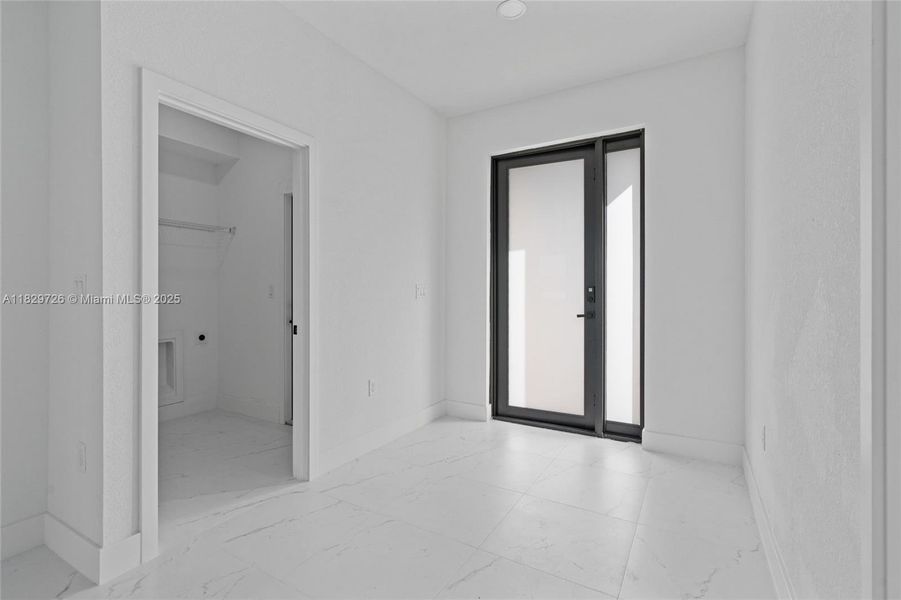 Spacious, unfurnished interior of a new home in , Lehigh Acres (Image 12).