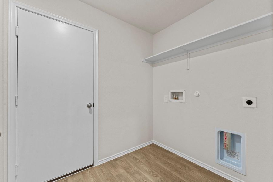 Spacious, unfurnished interior of a new home in Bollinger, Uhland (Image 27).