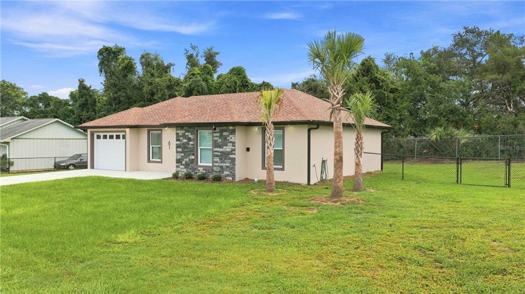 Exterior details and patio area of a home in , Ocala (Image 4).