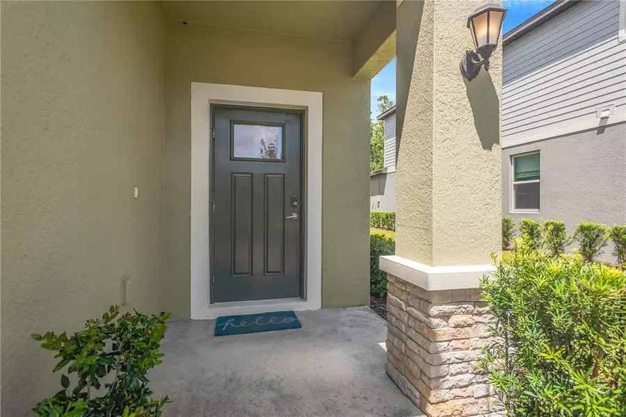 Exterior details and patio area of a home in , Land O' Lakes (Image 3).