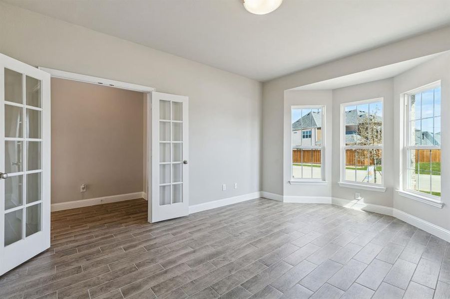 Spacious, unfurnished interior of a new home in Venetian, Weston (Image 12).