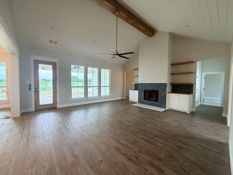 Spacious, unfurnished interior of a new home in Oak Water Ranch, Granbury (Image 21).