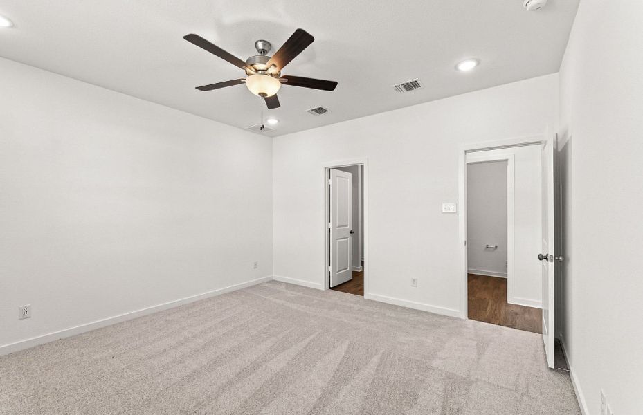 Spacious, unfurnished interior of a new home in Sonterra, Jarrell (Image 30).