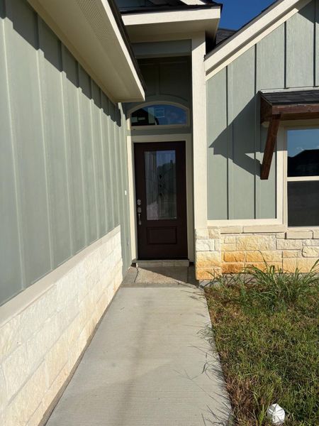Exterior details and patio area of a home in , Navasota (Image 4).