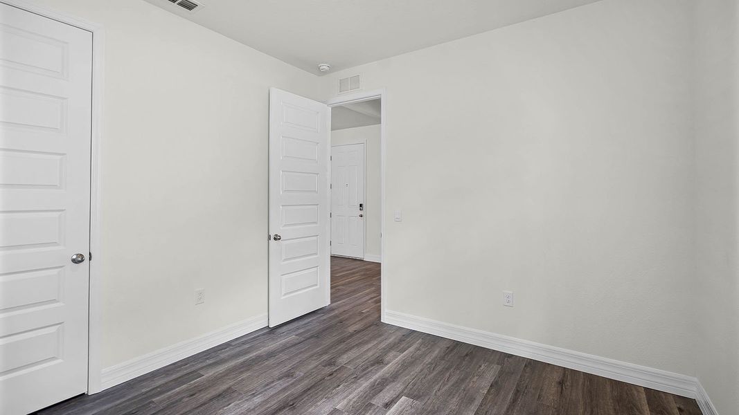 Spacious, unfurnished interior of a new home in Harmony on Lake Eloise, Winter Haven (Image 24).